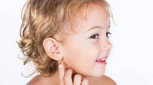 بهترین سن سوراخ کردن گوش کودک و توصیه هایی برای کاهش درد آن